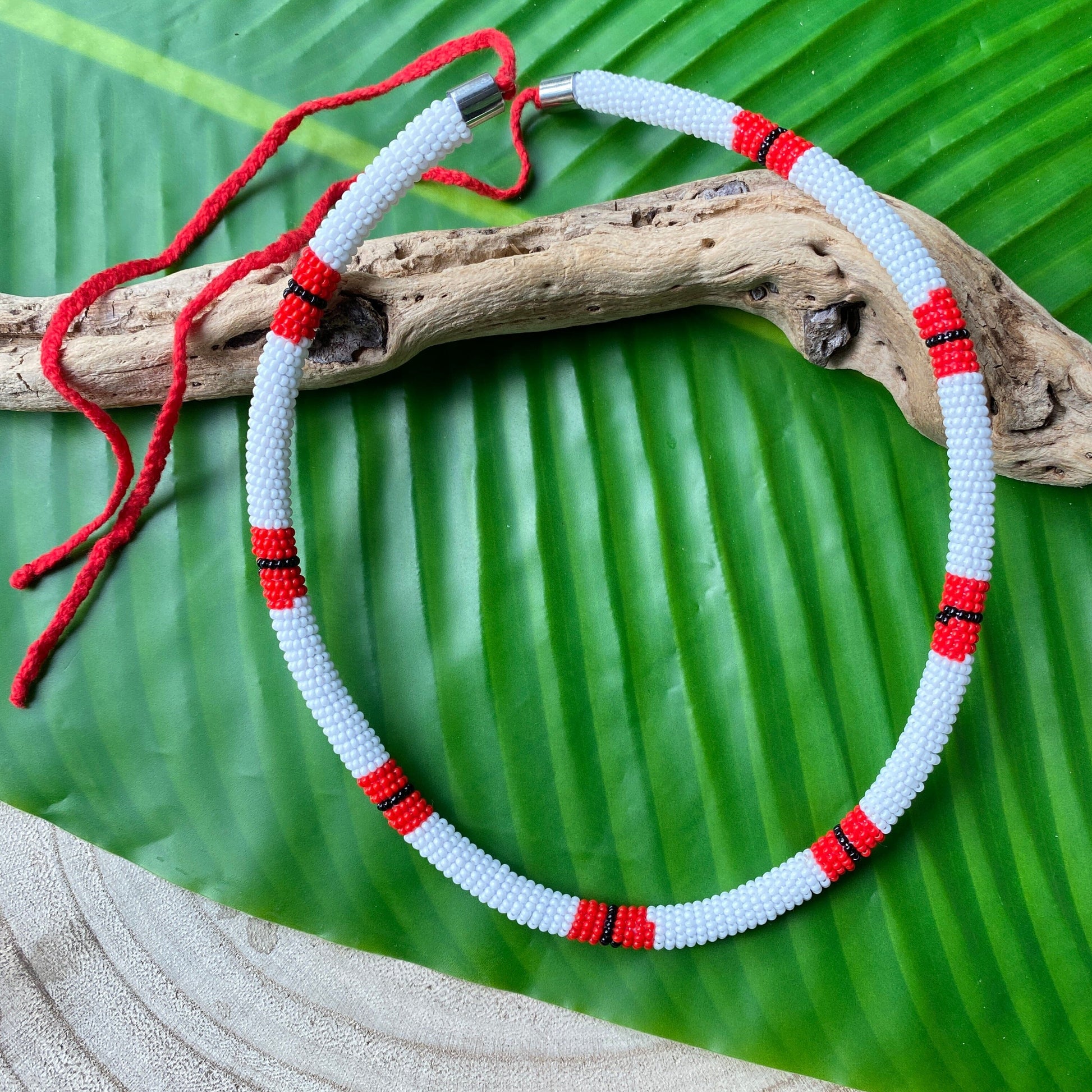 Collier corail en perles de verre (Miçanga) - blanc rouge noir - Ethnie Borari Collier Ethnie Borari, localisée dans l'état du Pará dans le Nord du Brésil. 
