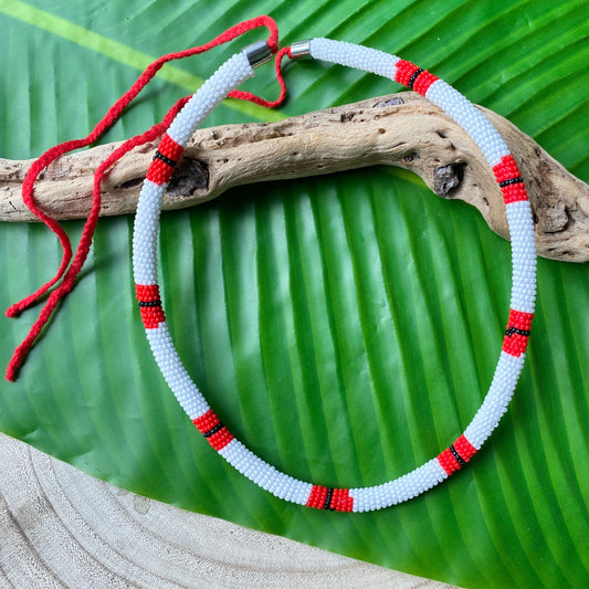 Collier corail en perles de verre (Miçanga) - blanc rouge noir - Ethnie Borari Collier Ethnie Borari, localisée dans l'état du Pará dans le Nord du Brésil. 