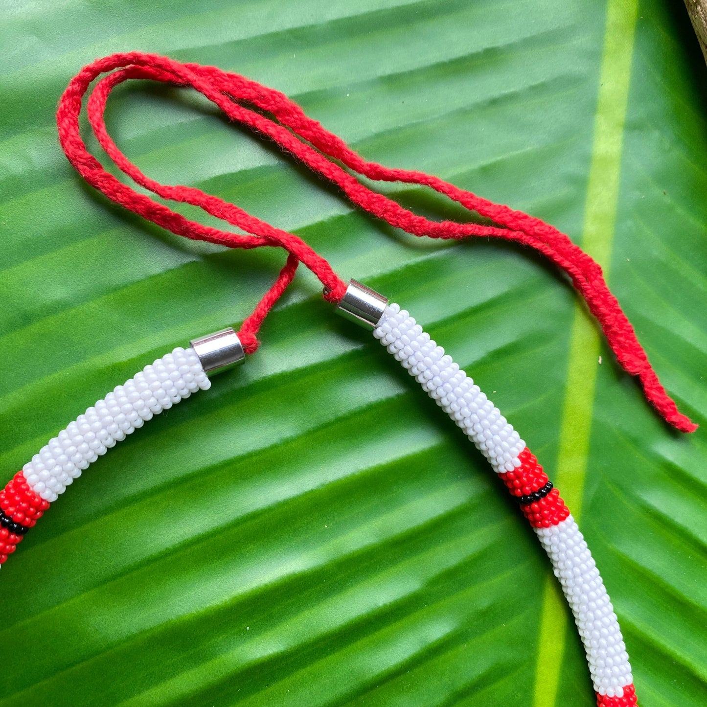 Collier corail en perles de verre (Miçanga) - blanc rouge noir - Ethnie Borari Collier Ethnie Borari, localisée dans l'état du Pará dans le Nord du Brésil. 