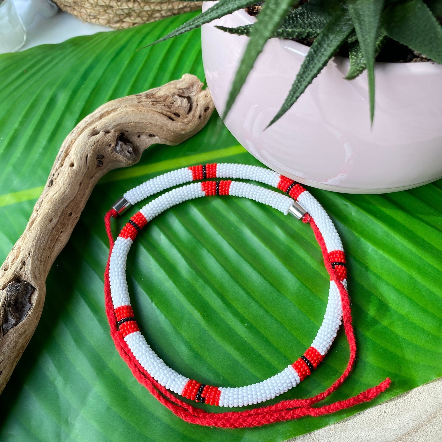 Collier corail en perles de verre (Miçanga) - blanc rouge noir - Ethnie Borari Collier Ethnie Borari, localisée dans l'état du Pará dans le Nord du Brésil. 