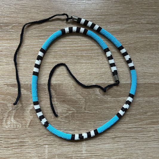 Collier corail en perles de verre (miçanga) - Bleu blanc et noir - Ethnie Borari Collier Ethnie Borari, localisée dans l'état du Pará dans le Nord du Brésil. 