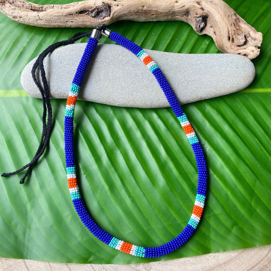 Collier corail en perles de verre (Miçanga) - bleu blanc et orange - Ethnie Borari Collier Ethnie Borari, localisée dans l'état du Pará dans le Nord du Brésil. 