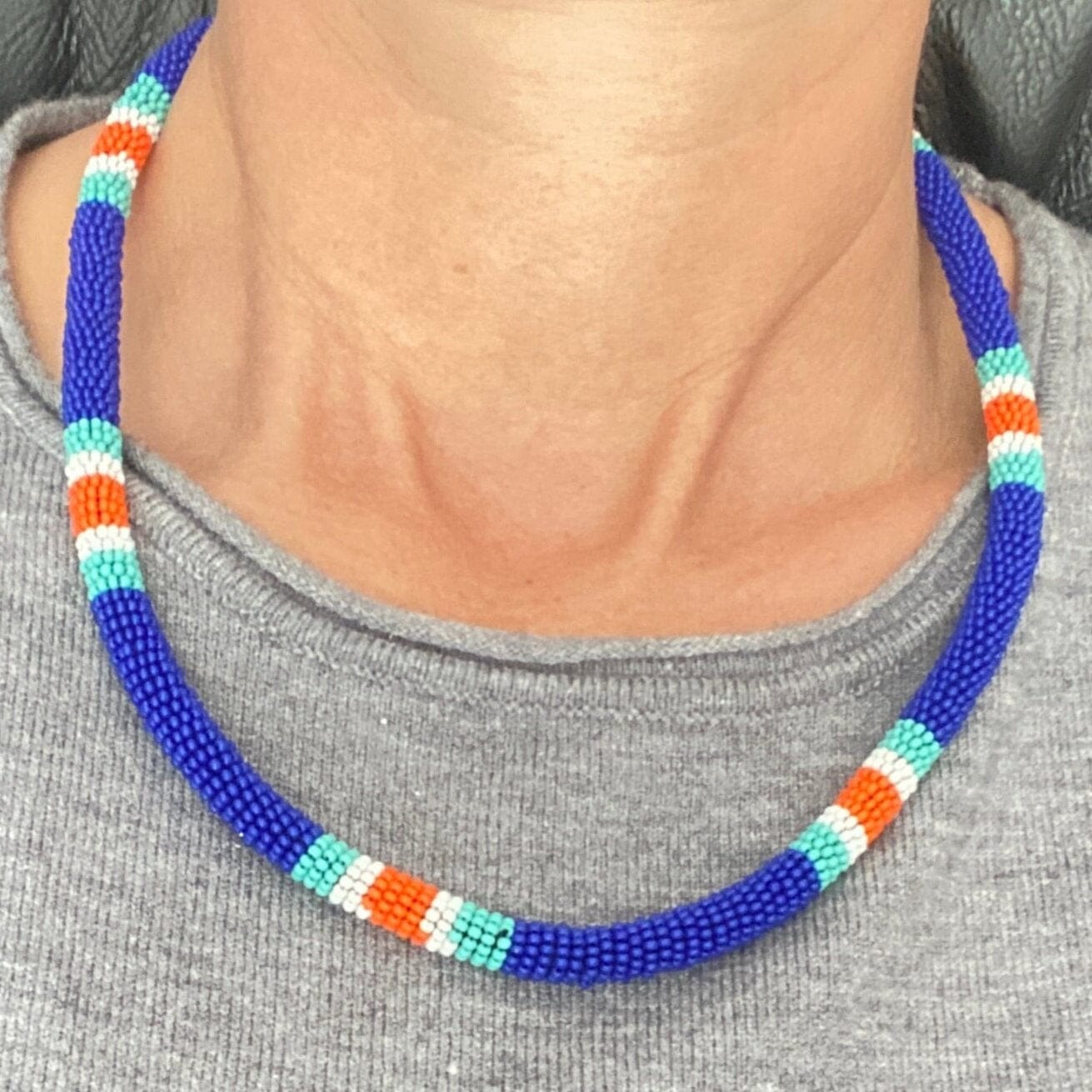 Collier corail en perles de verre (Miçanga) - bleu blanc et orange - Ethnie Borari Collier Ethnie Borari, localisée dans l'état du Pará dans le Nord du Brésil. 