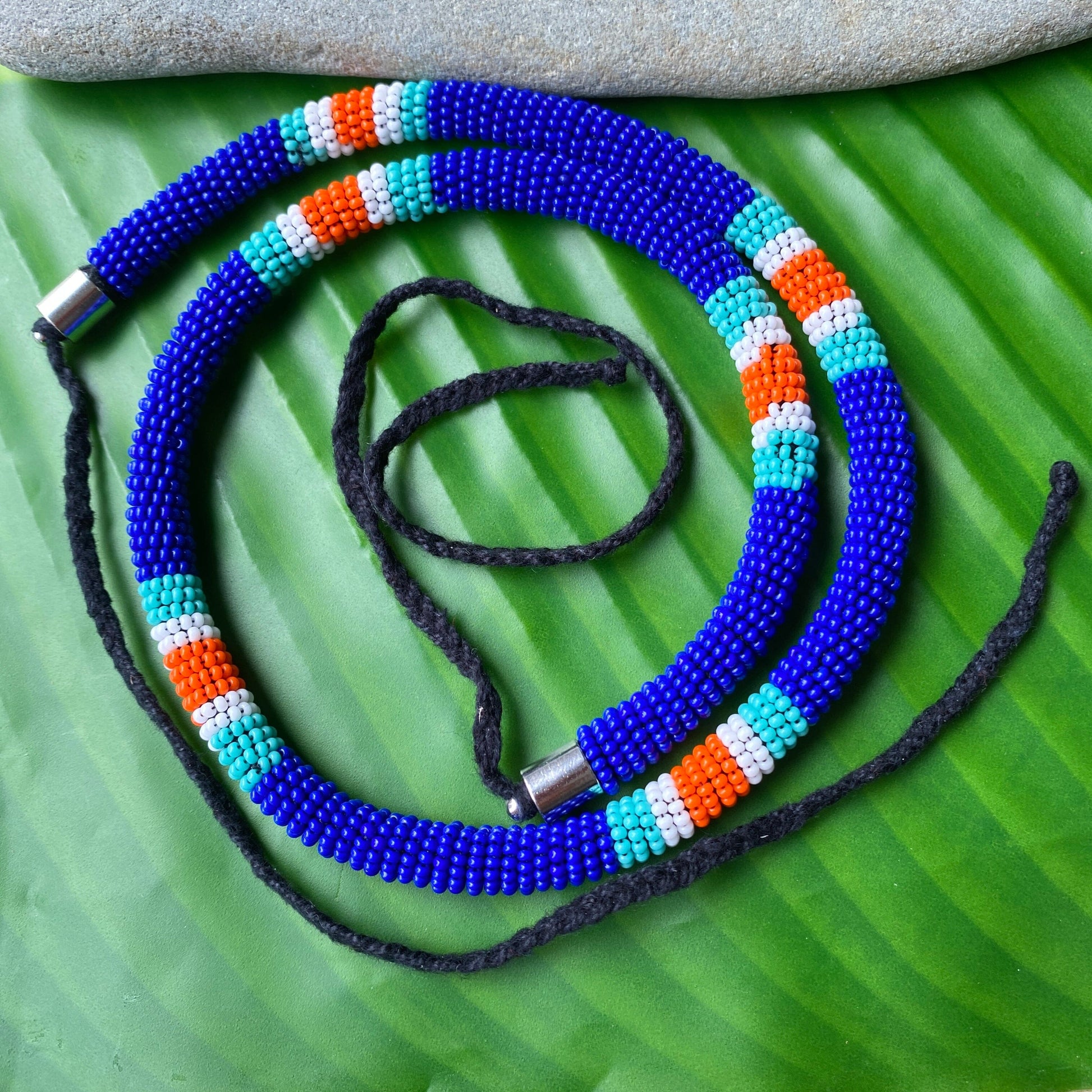 Collier corail en perles de verre (Miçanga) - bleu blanc et orange - Ethnie Borari Collier Ethnie Borari, localisée dans l'état du Pará dans le Nord du Brésil. 