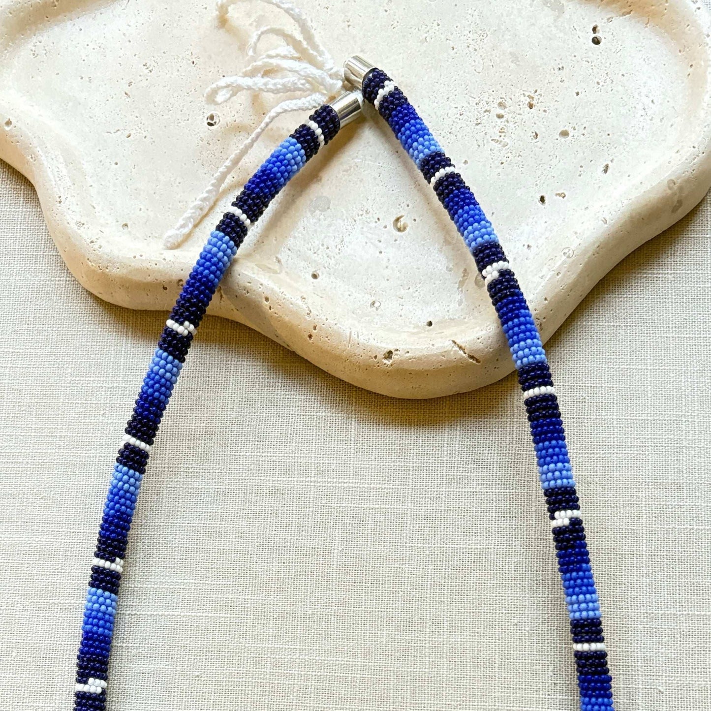 Collier corail en perles de verre (miçanga) - Bleu et blanc - Ethnie Borari Collier Ethnie Borari, localisée dans l'état du Pará dans le Nord du Brésil. 