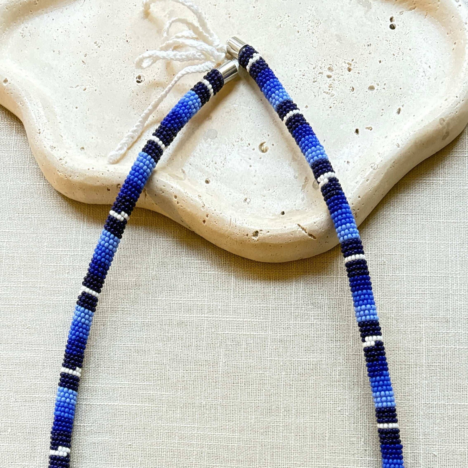 Collier corail en perles de verre (miçanga) - Bleu et blanc - Ethnie Borari Collier Ethnie Borari, localisée dans l'état du Pará dans le Nord du Brésil. 