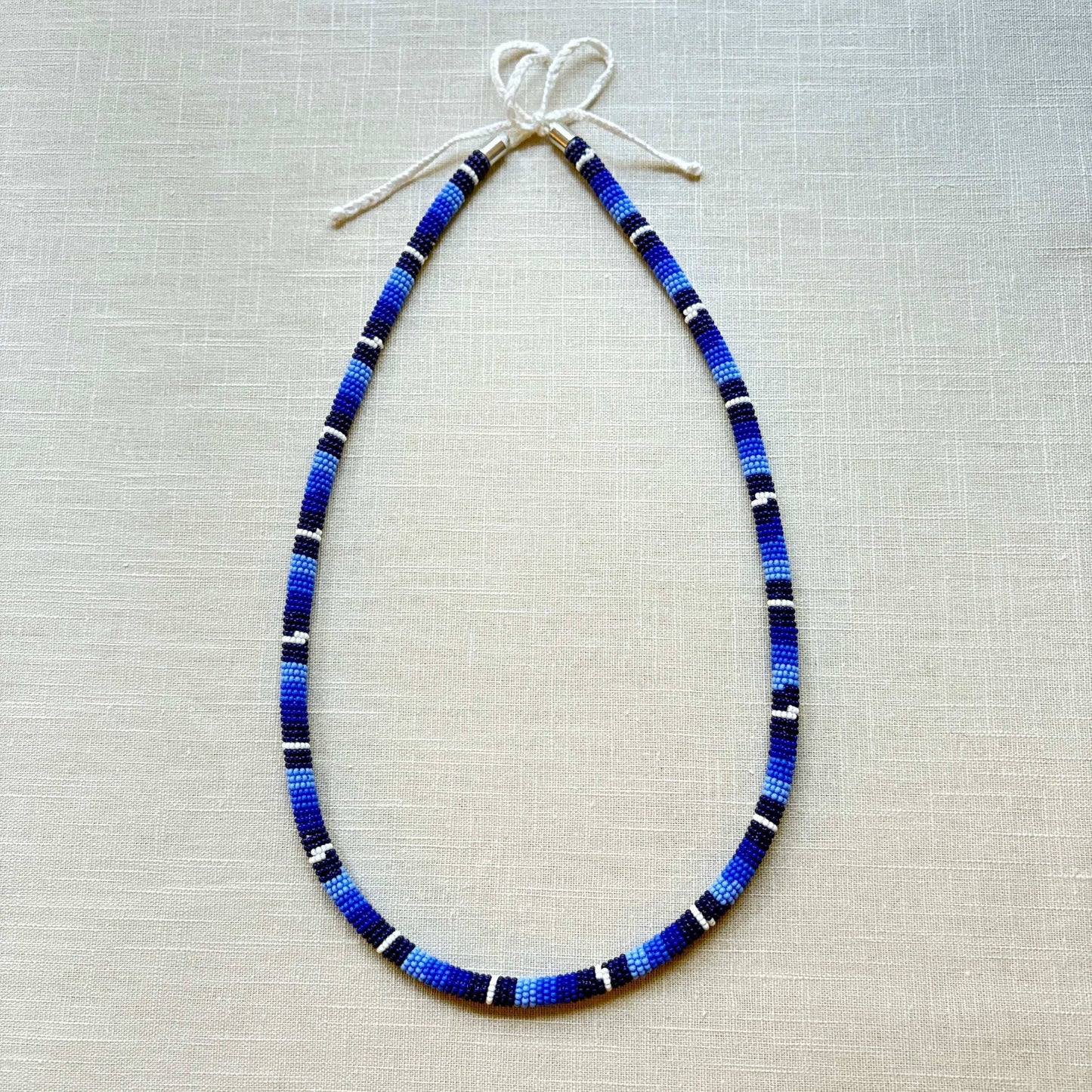 Collier corail en perles de verre (miçanga) - Bleu et blanc - Ethnie Borari Collier Ethnie Borari, localisée dans l'état du Pará dans le Nord du Brésil. 
