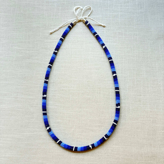 Collier corail en perles de verre (miçanga) - Bleu et blanc - Ethnie Borari Collier Ethnie Borari, localisée dans l'état du Pará dans le Nord du Brésil. 
