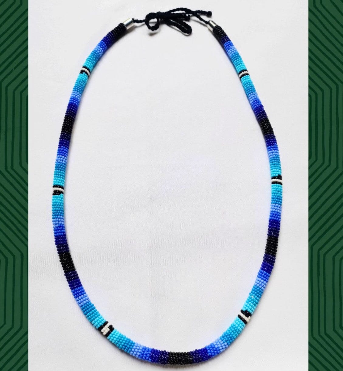 Collier corail en perles de verre (miçanga) - Dégradé bleu - Ethnie Borari Collier Ethnie Borari, localisée dans l'état du Pará dans le Nord du Brésil. 