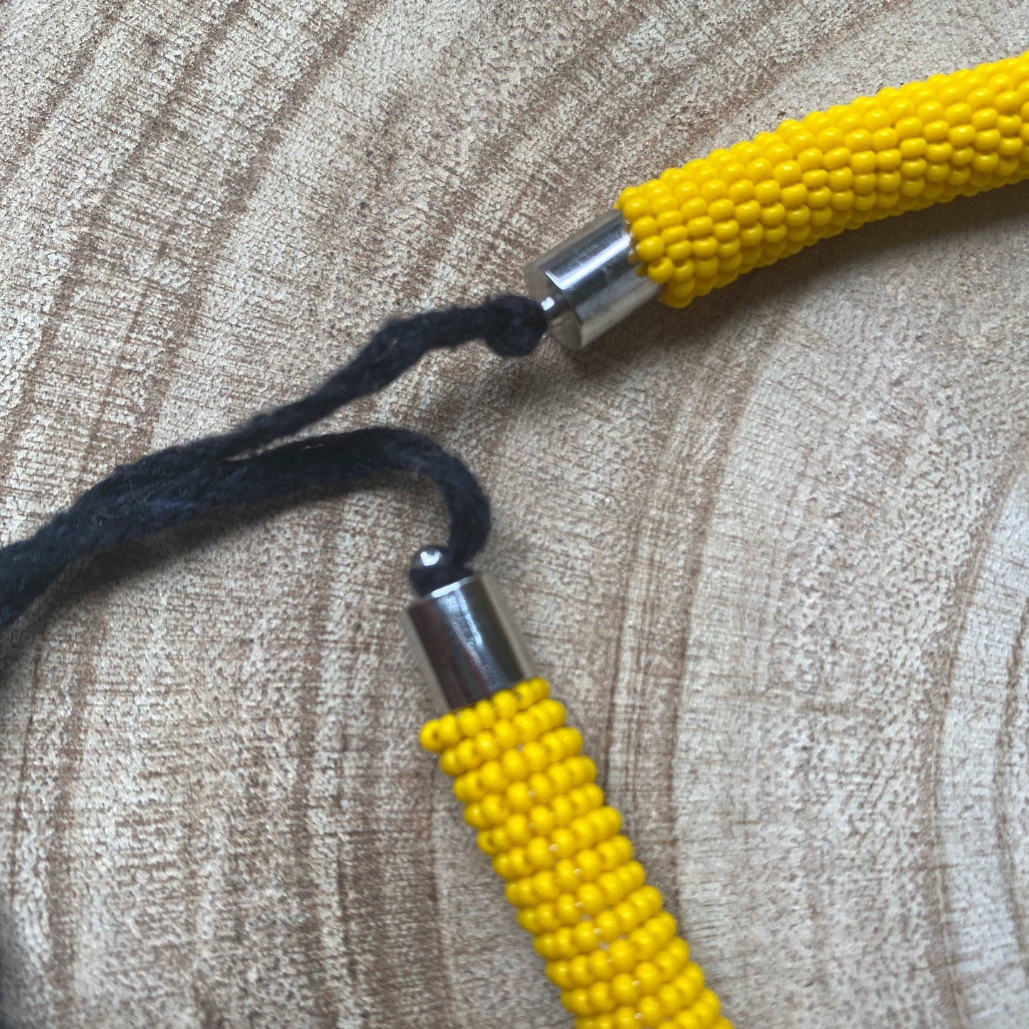Collier corail en perles de verre (Miçanga) - jaune et noir - Ethnie Borari Collier Ethnie Borari, localisée dans l'état du Pará dans le Nord du Brésil. 