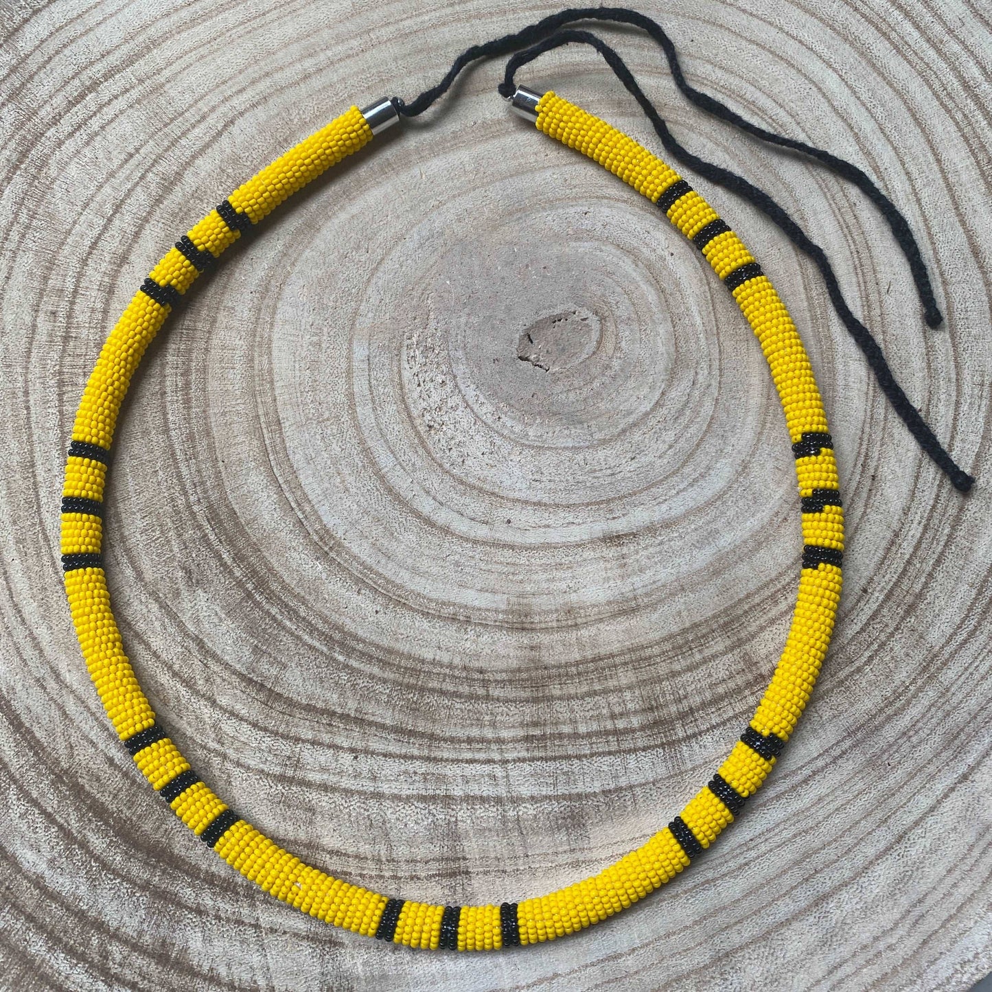 Collier corail en perles de verre (Miçanga) - jaune et noir - Ethnie Borari Collier Ethnie Borari, localisée dans l'état du Pará dans le Nord du Brésil. 