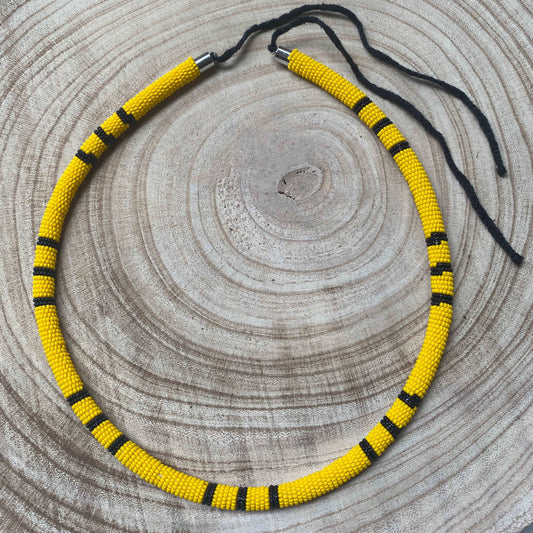 Collier corail en perles de verre (Miçanga) - jaune et noir - Ethnie Borari Collier Ethnie Borari, localisée dans l'état du Pará dans le Nord du Brésil. 
