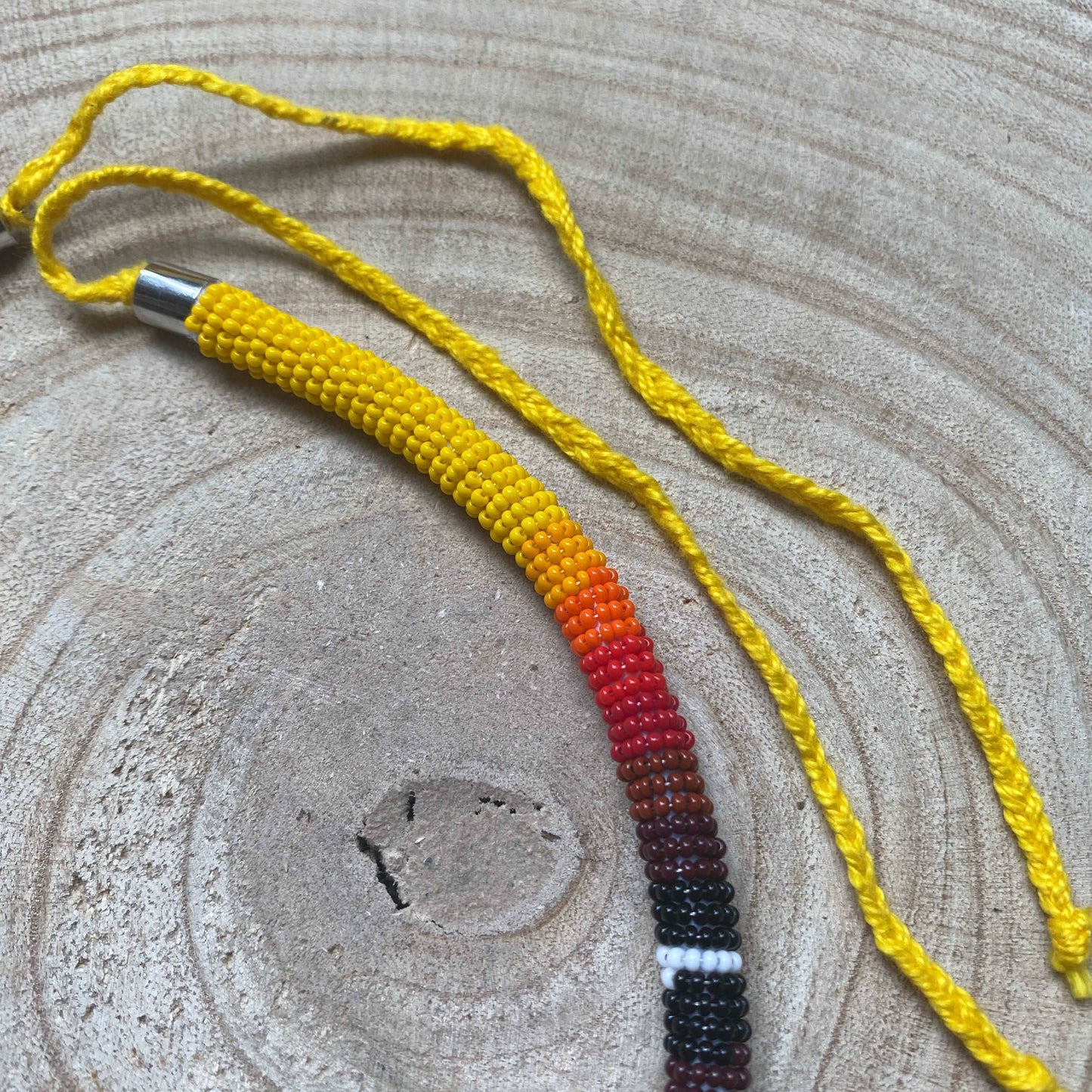 Collier corail en perles de verre (Miçanga) - jaune rouge et noir - Ethnie Borari Collier Ethnie Borari, localisée dans l'état du Pará dans le Nord du Brésil. 