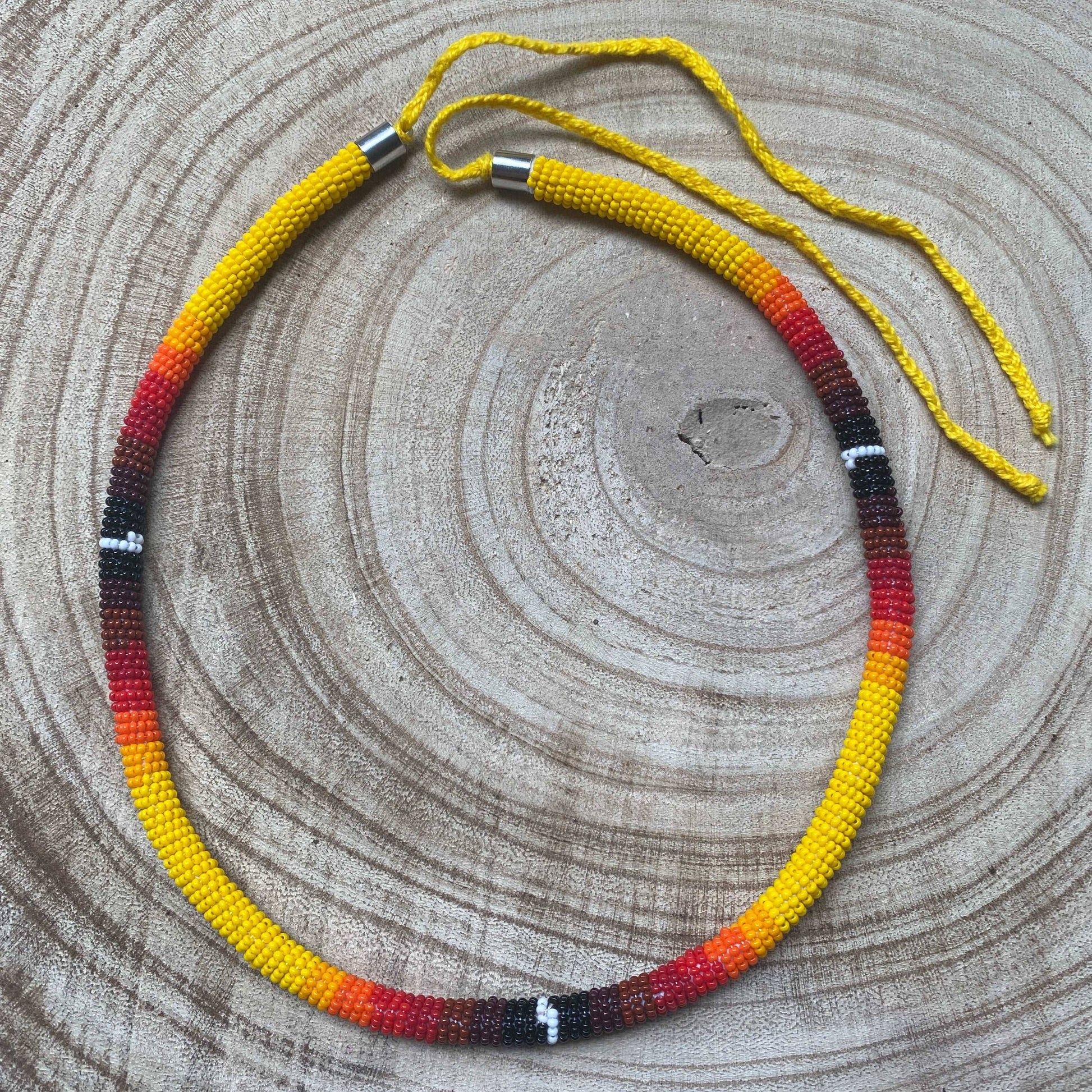 Collier corail en perles de verre (Miçanga) - jaune rouge et noir - Ethnie Borari Collier Ethnie Borari, localisée dans l'état du Pará dans le Nord du Brésil. 