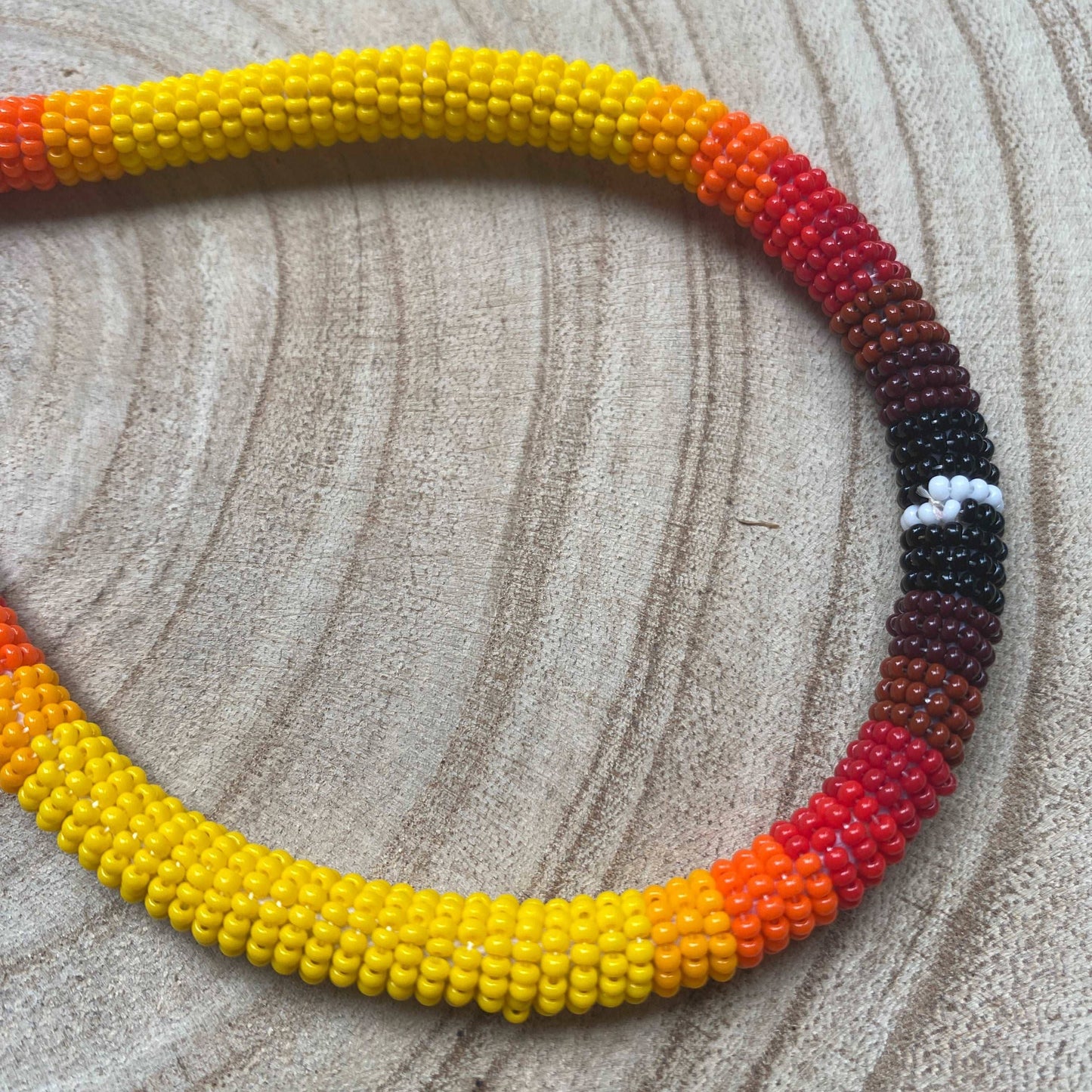 Collier corail en perles de verre (Miçanga) - jaune rouge et noir - Ethnie Borari Collier Ethnie Borari, localisée dans l'état du Pará dans le Nord du Brésil. 