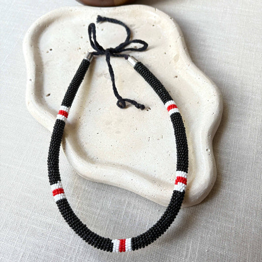 Collier corail en perles de verre (miçanga) - Noir, blanc et rouge - Ethnie Borari Collier Ethnie Borari, localisée dans l'état du Pará dans le Nord du Brésil. 