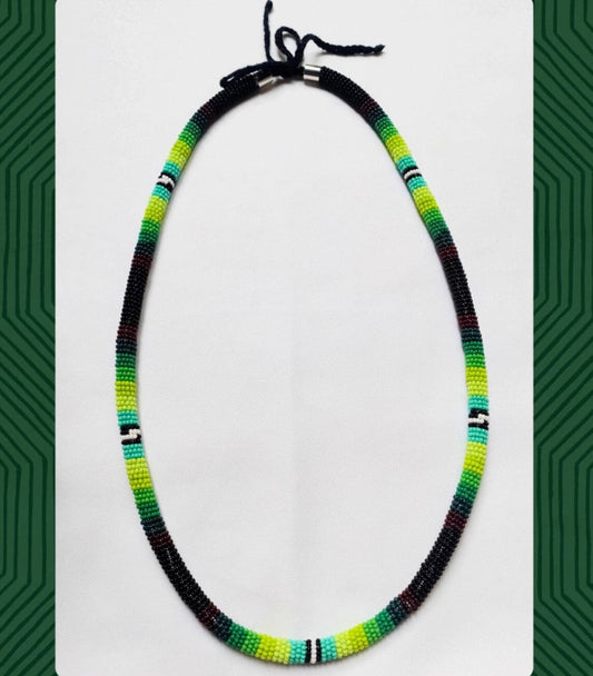 Collier corail en perles de verre (miçanga) - Noir vert blanc - Ethnie Borari Collier Ethnie Borari, localisée dans l'état du Pará dans le Nord du Brésil. 