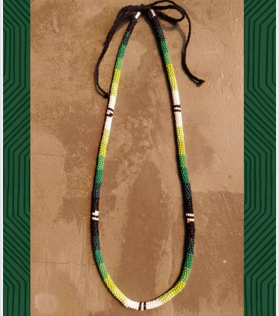 Collier corail en perles de verre (miçanga) - Vert blanc et noir - Ethnie Borari Collier Ethnie Borari, localisée dans l'état du Pará dans le Nord du Brésil. 