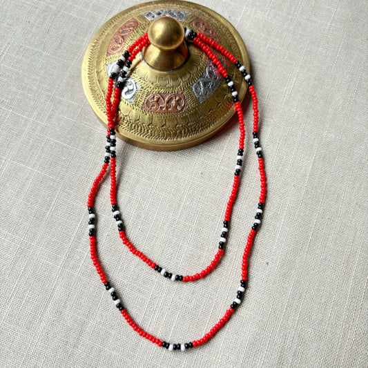 Collier corail fin en perles de verre (Miçanga) - rouge noir et blanc - Ethnie Borari Collier Ethnie Borari, localisée dans l'état du Pará dans le Nord du Brésil. 