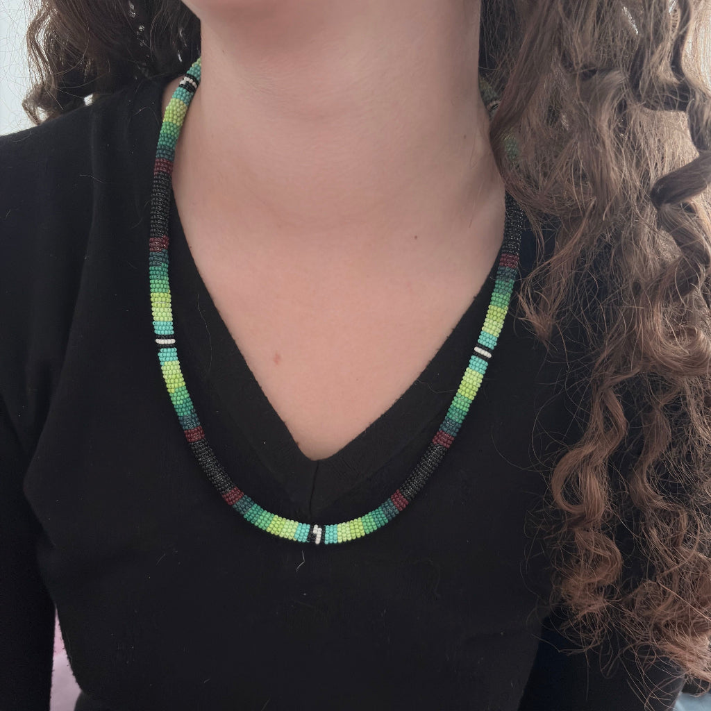 Collier corail en perles de verre (Miçanga) - Noir vert blanc