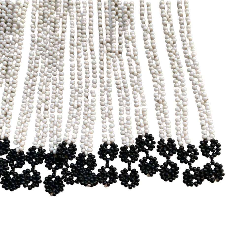 Collier cravate en perles de verre (Miçanga) - noir et blanc - Ethnie Kayapo Collier Ethnie Kayapo, localisée dans l'état du Pará au nord du Brésil 