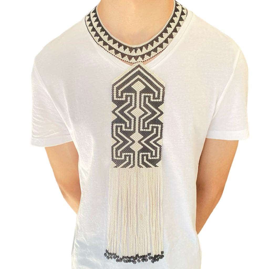 Collier cravate en perles de verre (Miçanga) - noir et blanc - Ethnie Kayapo Collier Ethnie Kayapo, localisée dans l'état du Pará au nord du Brésil 