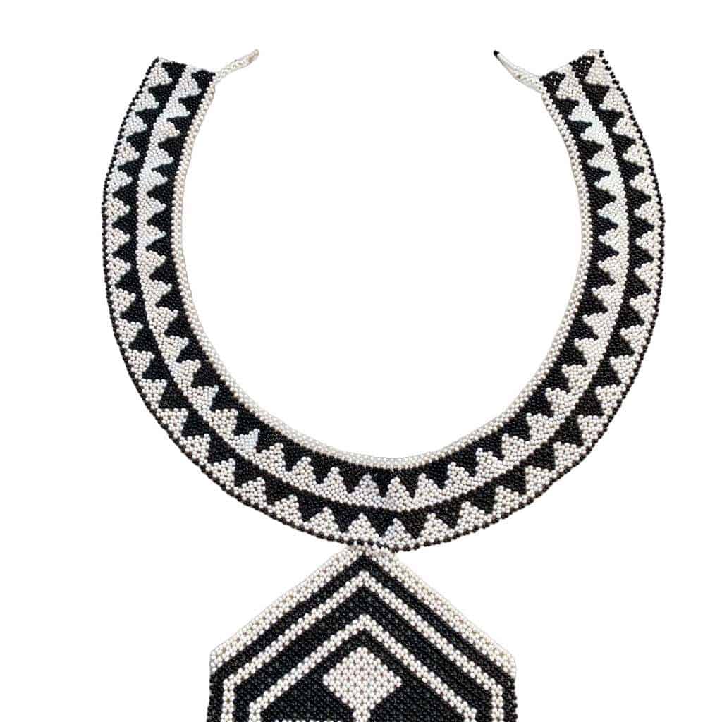 Collier cravate en perles de verre (Miçanga) - noir et blanc - Ethnie Kayapo Collier Ethnie Kayapo, localisée dans l'état du Pará au nord du Brésil 