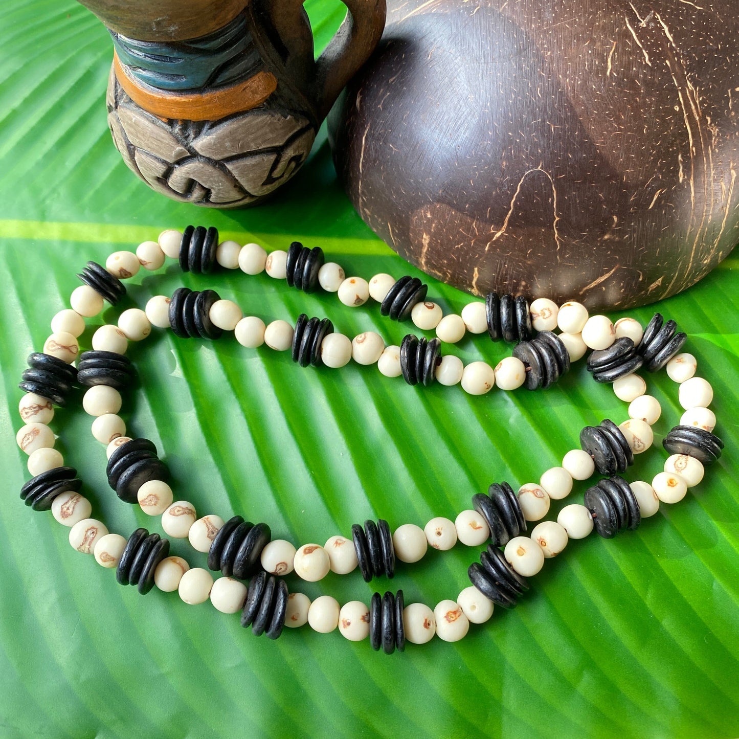 Collier de graines d'açai blanches et noix de coco - Ethnie Borari Collier Ethnie Borari, localisée dans l'état du Pará dans le Nord du Brésil. 