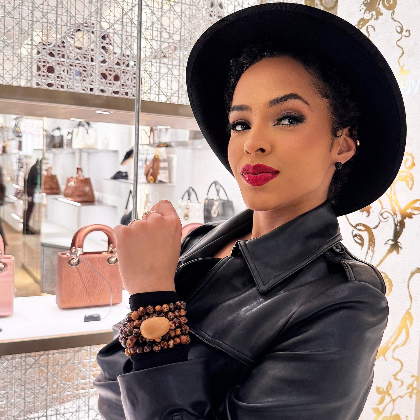 Collier de graines d'açai naturel et jarina - Ethnie Borari Collier Ethnie Borari, localisée dans l'état du Pará dans le Nord du Brésil. 