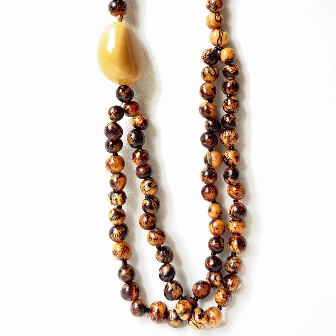 Collier de graines d'açai naturel et jarina - Ethnie Borari Collier Ethnie Borari, localisée dans l'état du Pará dans le Nord du Brésil. 