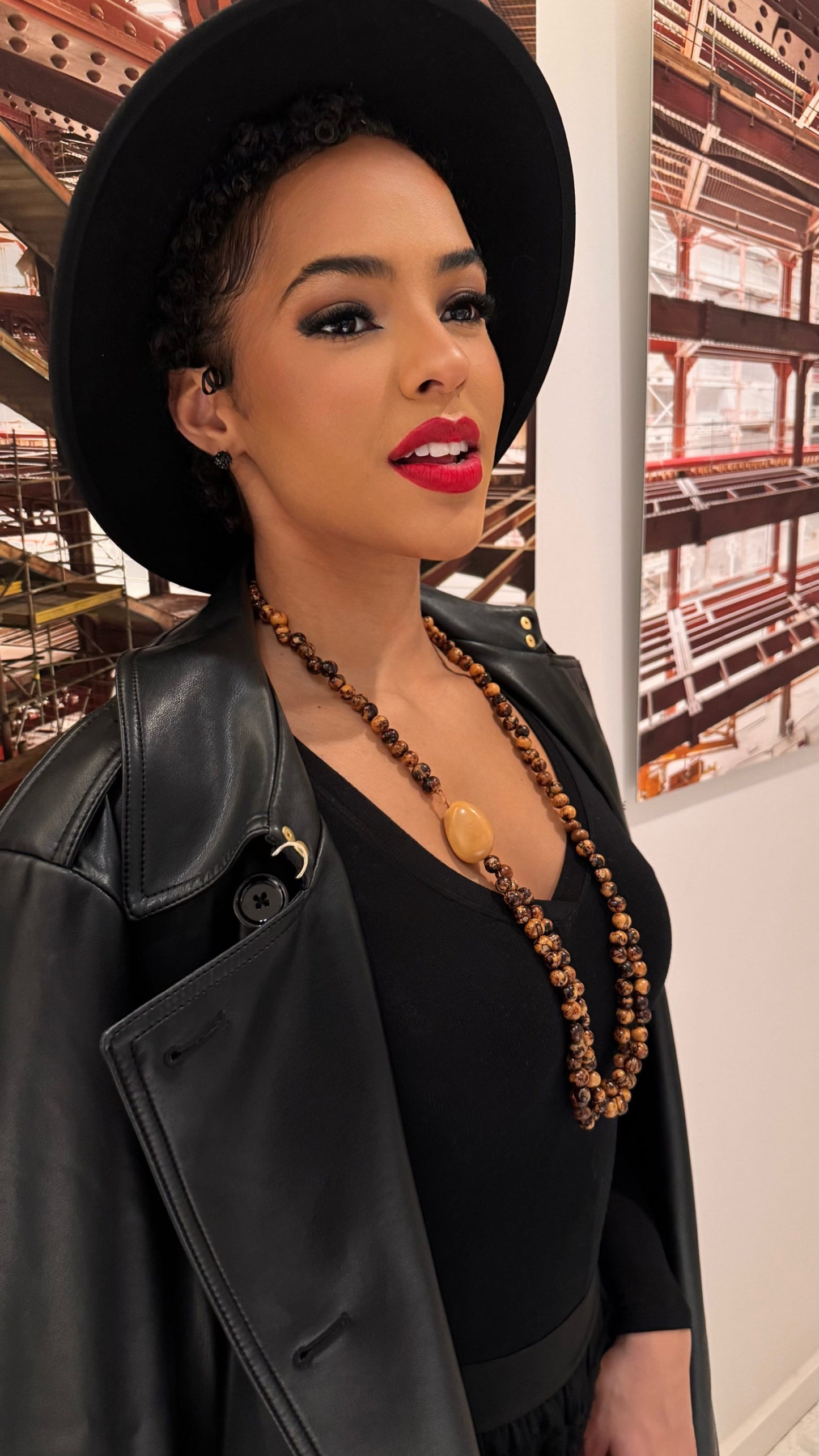 Collier de graines d'açai naturel et jarina - Ethnie Borari Collier Ethnie Borari, localisée dans l'état du Pará dans le Nord du Brésil. 