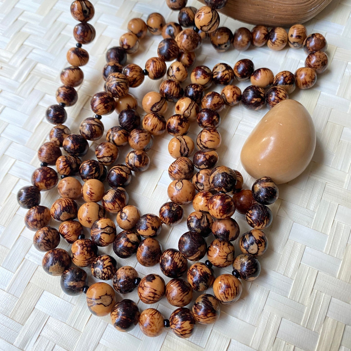 Collier de graines d'açai naturel et jarina - Ethnie Borari Collier Ethnie Borari, localisée dans l'état du Pará dans le Nord du Brésil. 