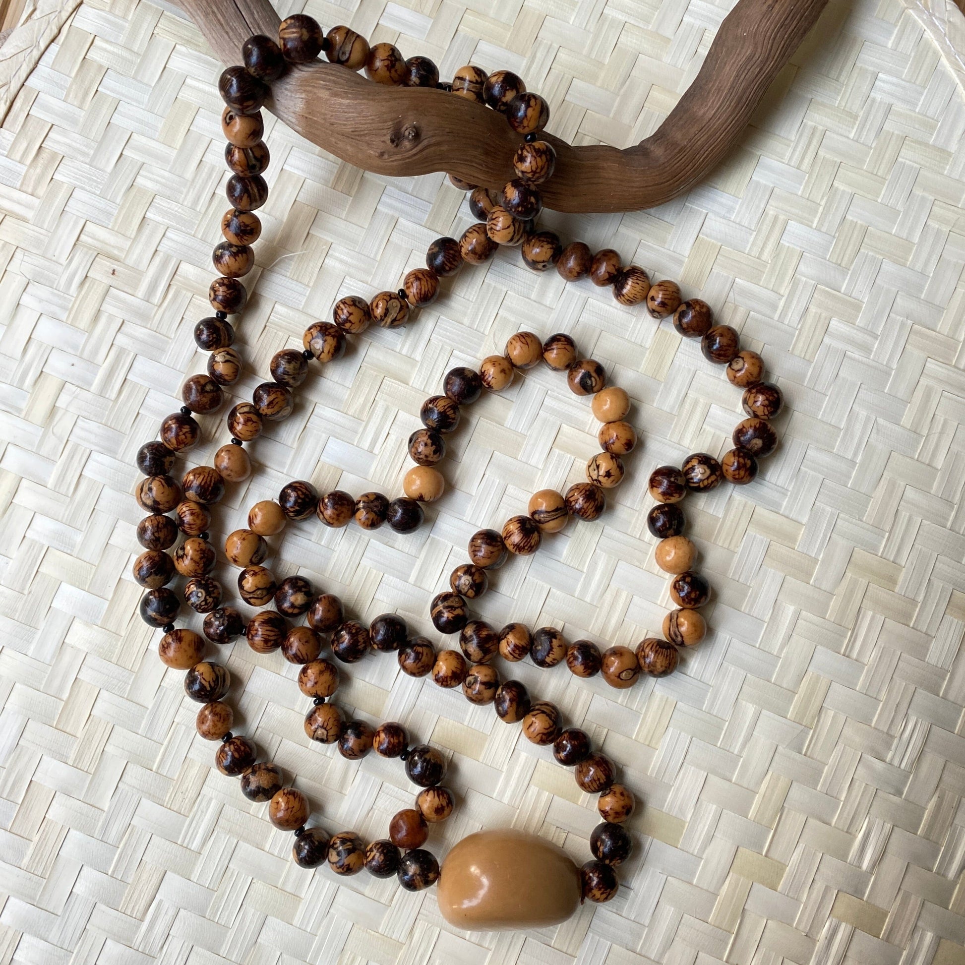 Collier de graines d'açai naturel et jarina - Ethnie Borari Collier Ethnie Borari, localisée dans l'état du Pará dans le Nord du Brésil. 