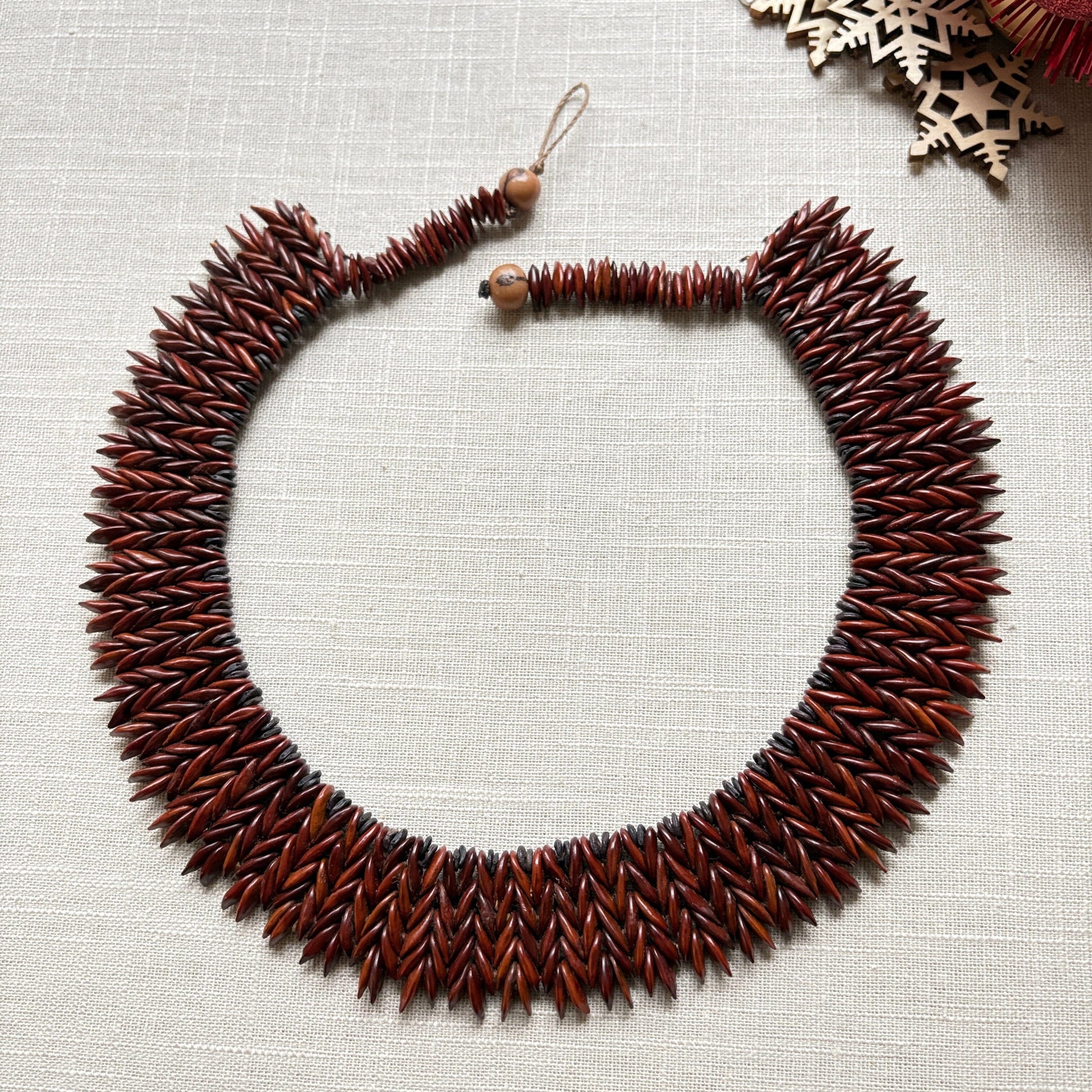 Collier de graines de jueirana - Ethnie Pataxo Collier Ethnie Pataxo, localisée dans l'état de Bahia à l'Est du Brésil. 