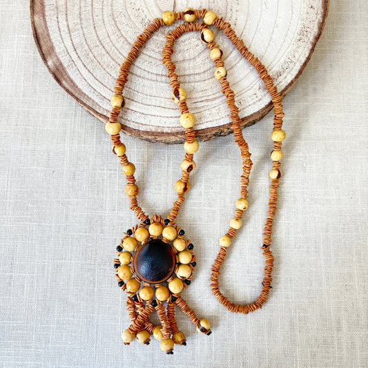 Collier de graines de morototo, açai et olho de boi - Communauté Jamaraqua collier Communauté Jamaraqua, située sur la rive du fleuve Tapajos, état du Para. 