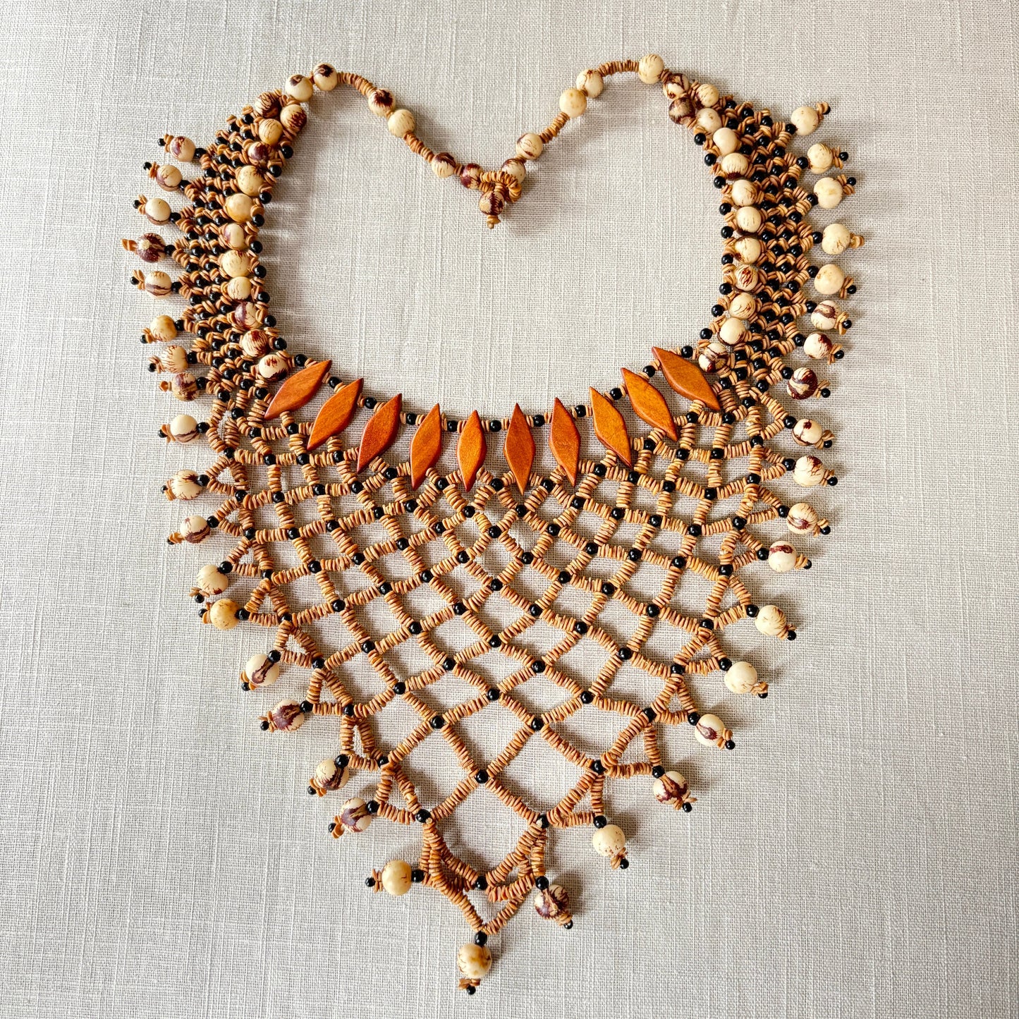 Collier de graines de morototo, açai naturel et du bois - Ethnie Sateré Mawé Collier Ethnie Sateré Mawé localisée dans les états de l'Amazonas et du Pará dans le Nord du Brésil. 