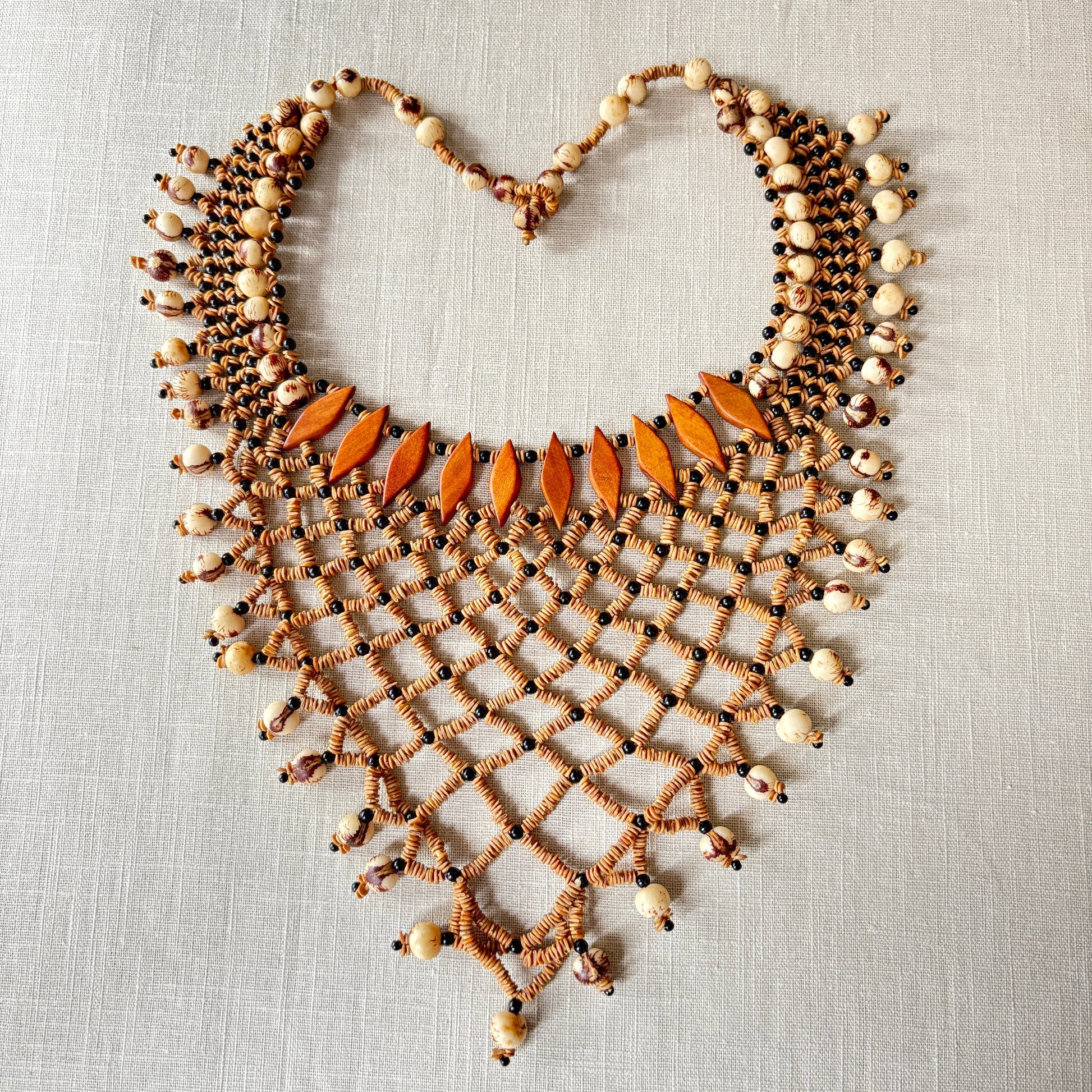 Collier de graines de morototo, açai naturel et du bois - Ethnie Sateré Mawé Collier Ethnie Sateré Mawé localisée dans les états de l'Amazonas et du Pará dans le Nord du Brésil. 