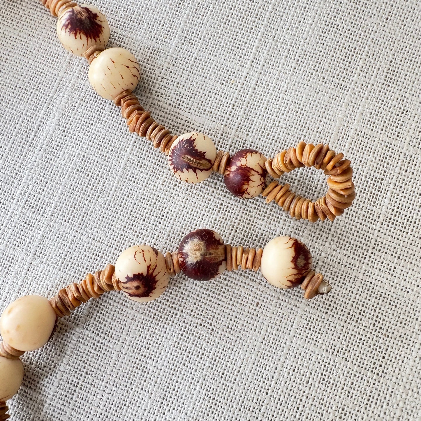 Collier de graines de morototo, açai naturel et du bois - Ethnie Sateré Mawé Collier Ethnie Sateré Mawé localisée dans les états de l'Amazonas et du Pará dans le Nord du Brésil. 