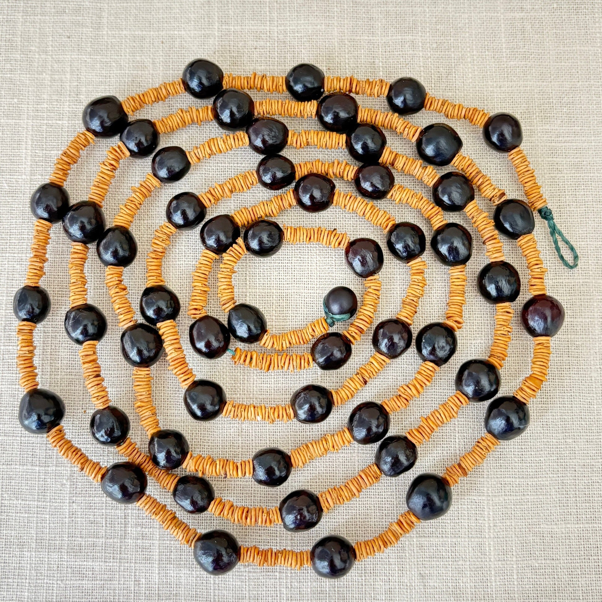 Collier de graines de morototo et saboneteira - Communauté Jamaraqua collier Communauté Jamaraqua, située sur la rive du fleuve Tapajos, état du Para. 