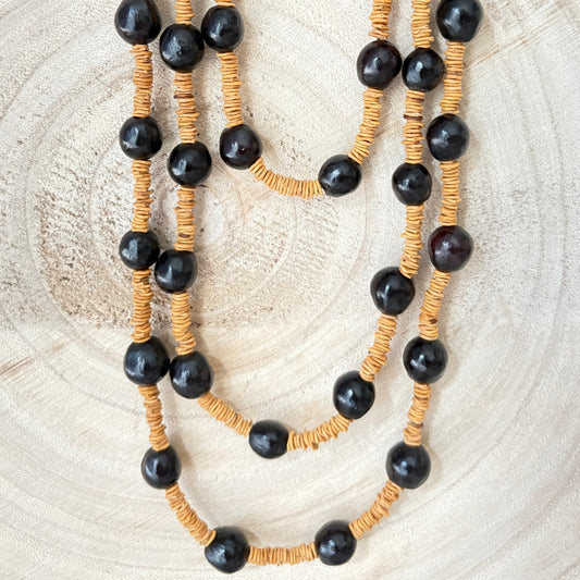 Collier de graines de morototo et saboneteira - Communauté Jamaraqua collier Communauté Jamaraqua, située sur la rive du fleuve Tapajos, état du Para. 