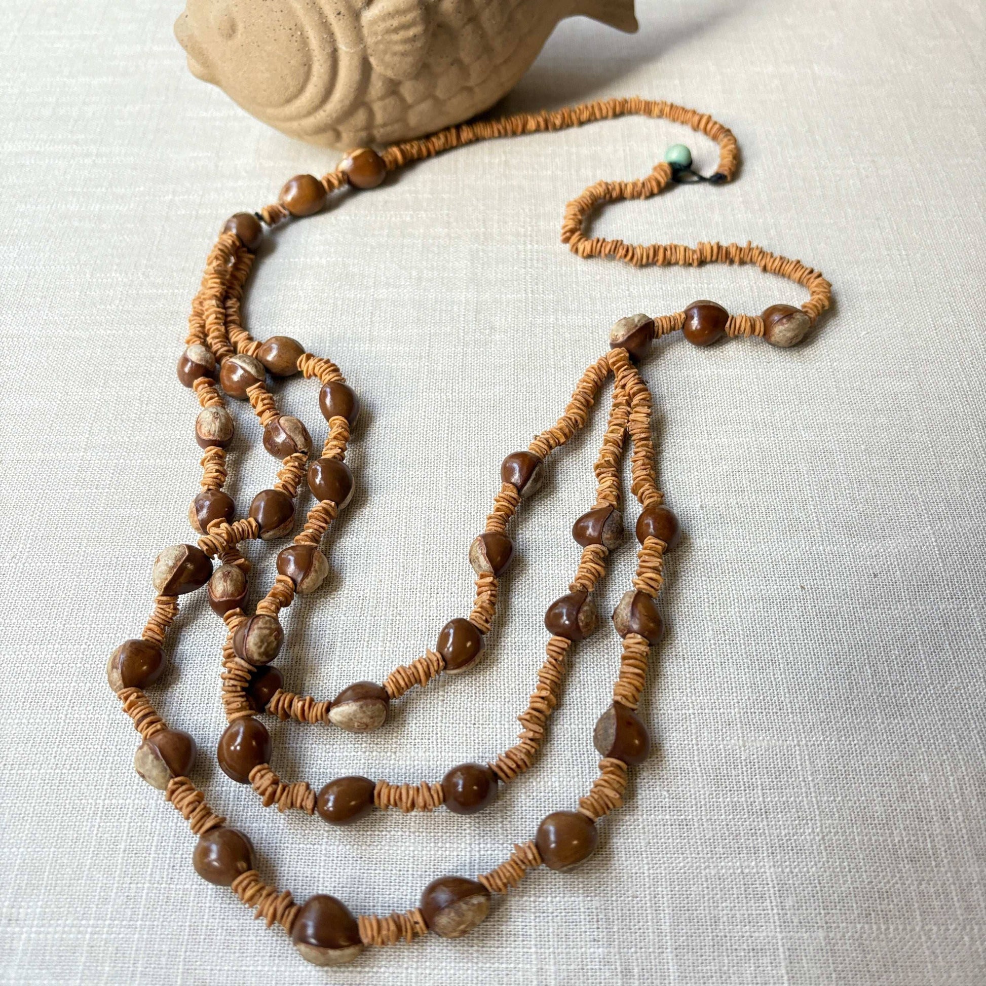 Collier de graines de morototo et saboneteira jaunes Collier Communauté Jamaraqua, située sur la rive du fleuve Tapajos, état du Para. 