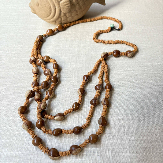 Collier de graines de morototo et saboneteira jaunes Collier Communauté Jamaraqua, située sur la rive du fleuve Tapajos, état du Para. 