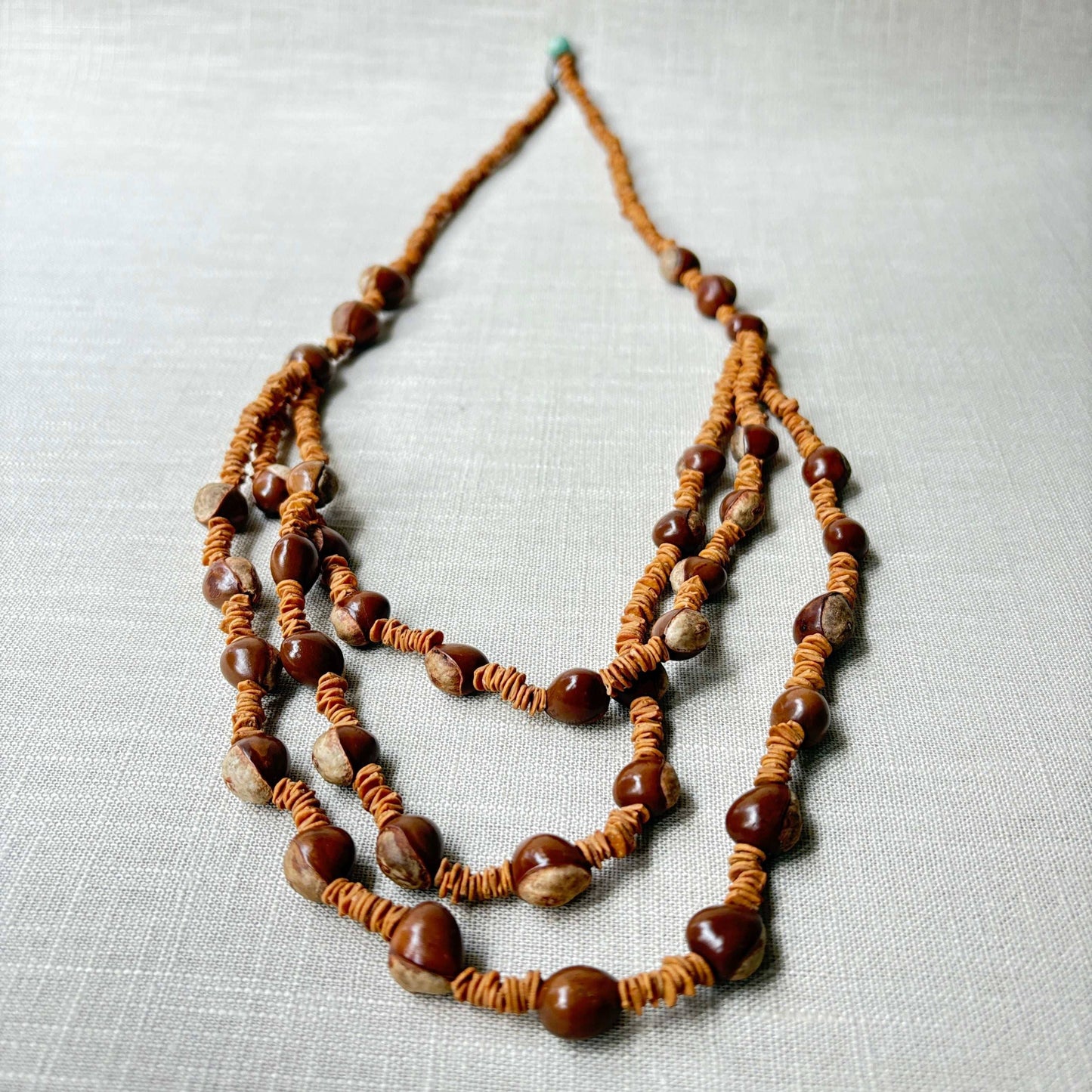 Collier de graines de morototo et saboneteira jaunes Collier Communauté Jamaraqua, située sur la rive du fleuve Tapajos, état du Para. 