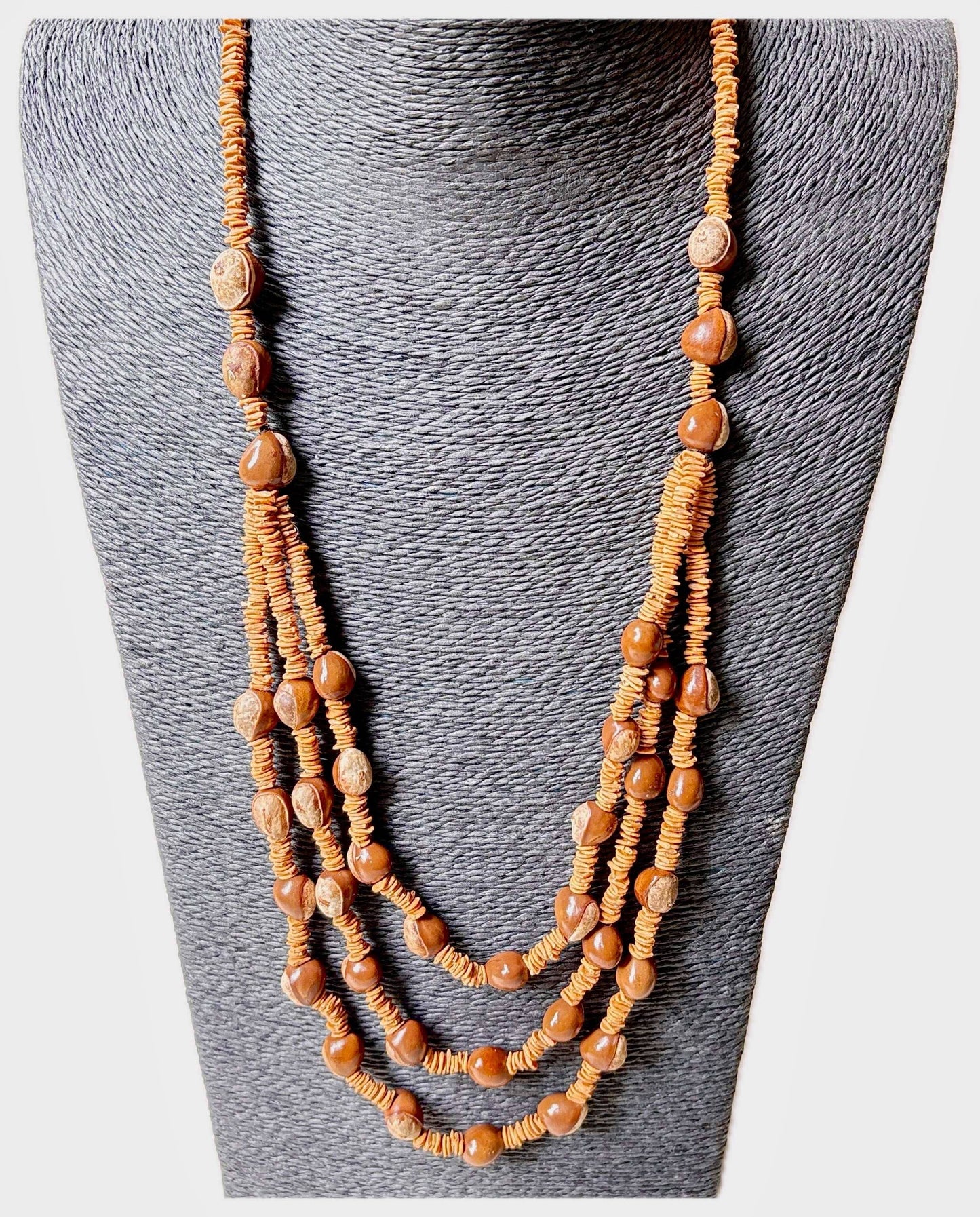 Collier de graines de morototo et saboneteira jaunes Collier Communauté Jamaraqua, située sur la rive du fleuve Tapajos, état du Para. 