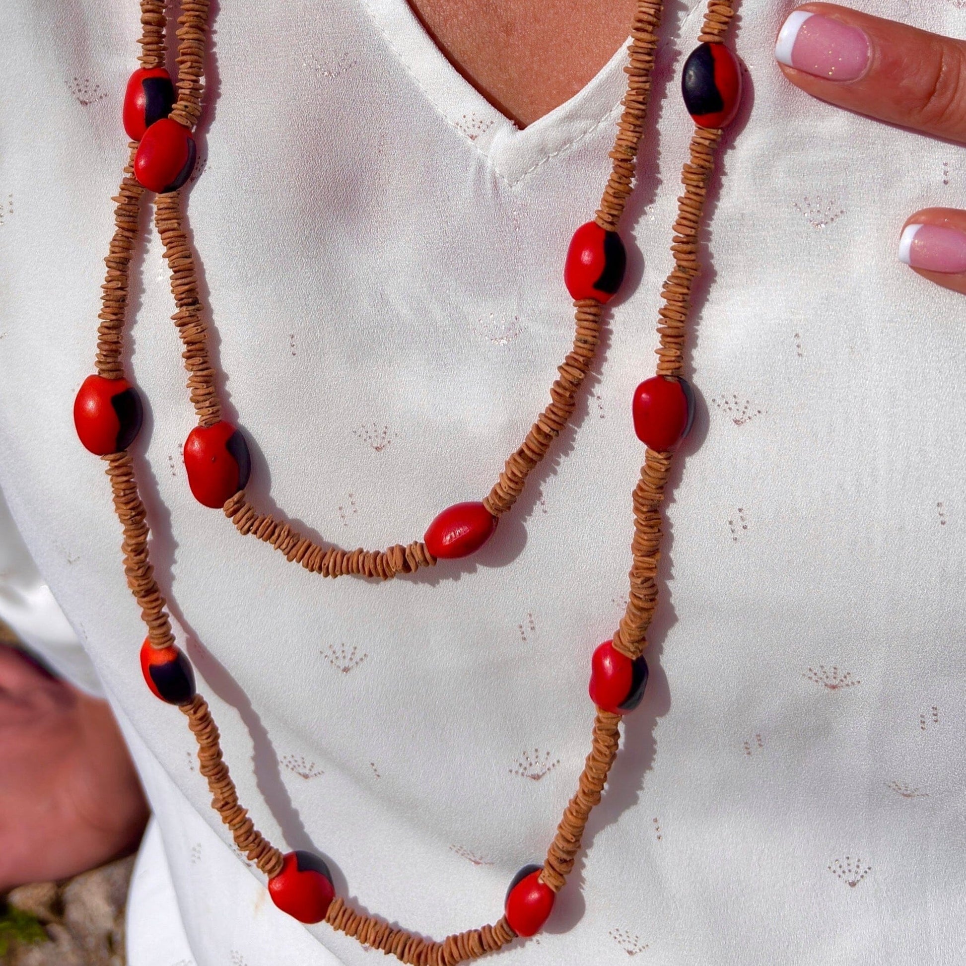 Collier de graines de morototo et tento rouge et noir - long - Communauté Jamaraqua collier Communauté Jamaraqua, située sur la rive du fleuve Tapajos, état du Para. 