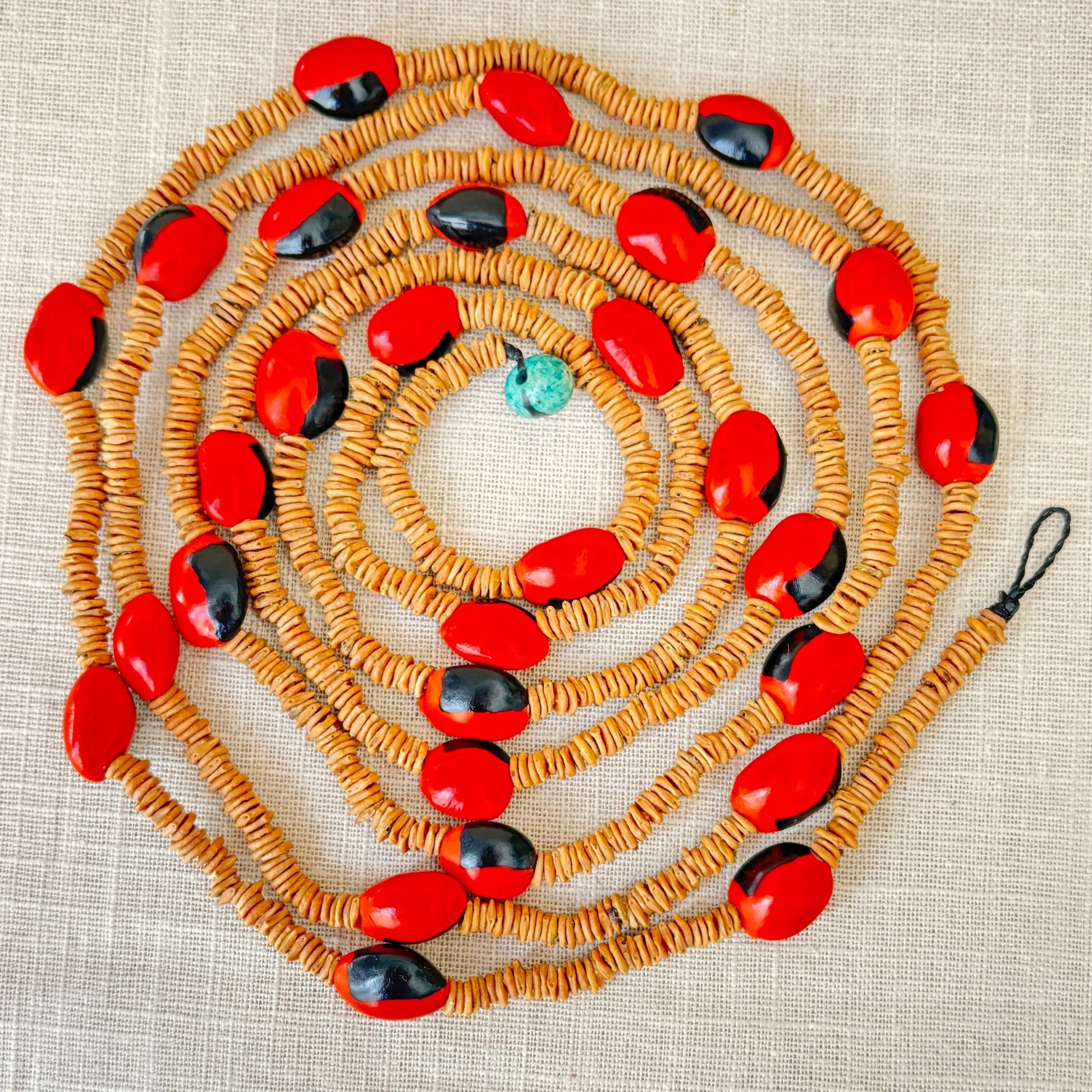 Collier de graines de morototo et tento rouge et noir - long - Communauté Jamaraqua collier Communauté Jamaraqua, située sur la rive du fleuve Tapajos, état du Para. 