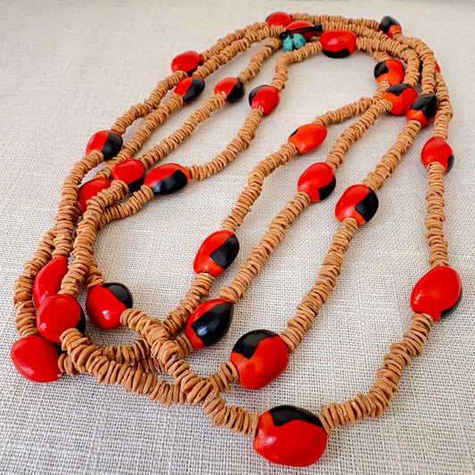 Collier de graines de morototo et tento rouge et noir - long - Communauté Jamaraqua collier Communauté Jamaraqua, située sur la rive du fleuve Tapajos, état du Para. 