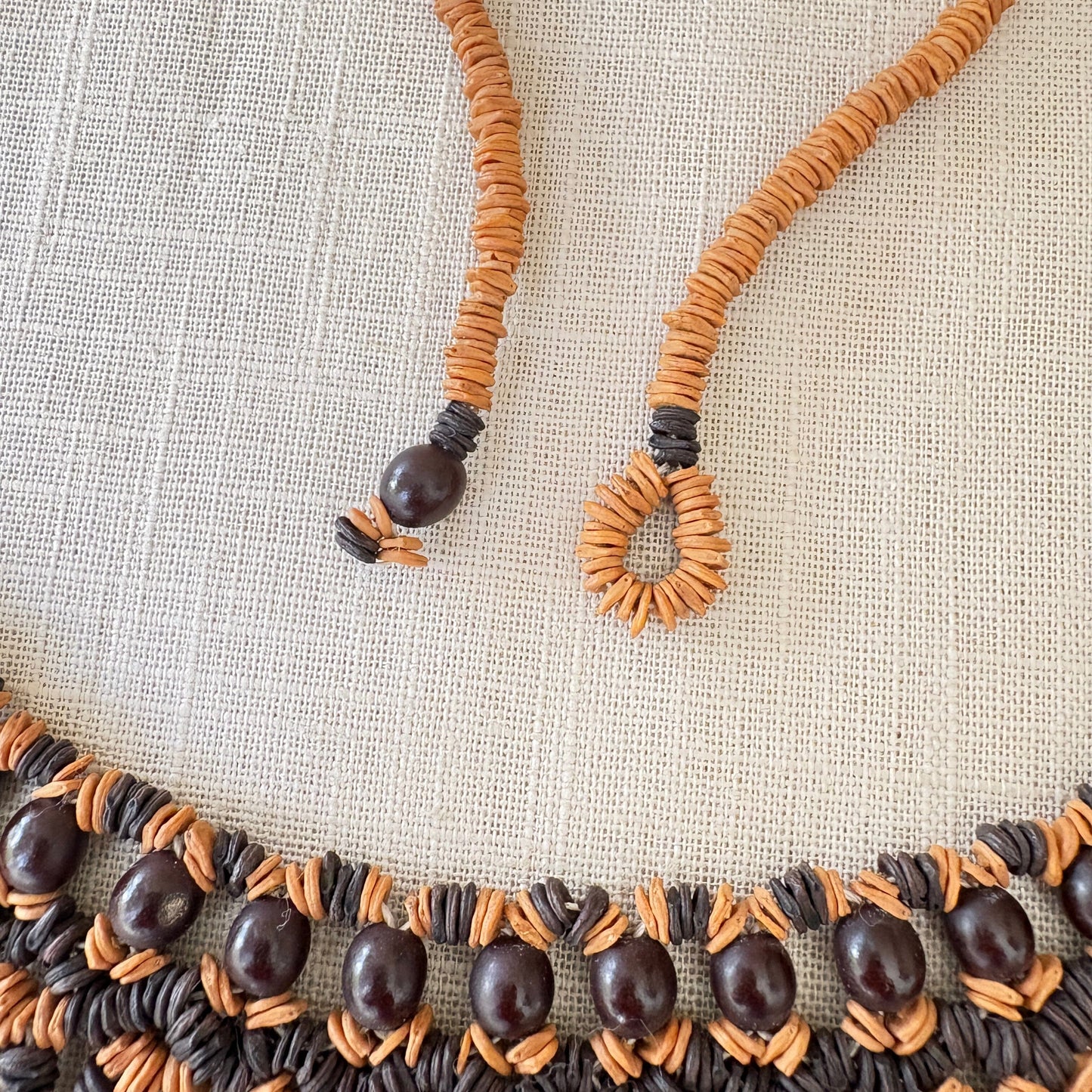 Collier de graines de morototo marron et noir et saboneteira - Ethnie Wai Wai Collier Ethnie Wai Wai localisée dans les états de l' Amazonas, Pará et Roraima dans le Nord du Brésil. 