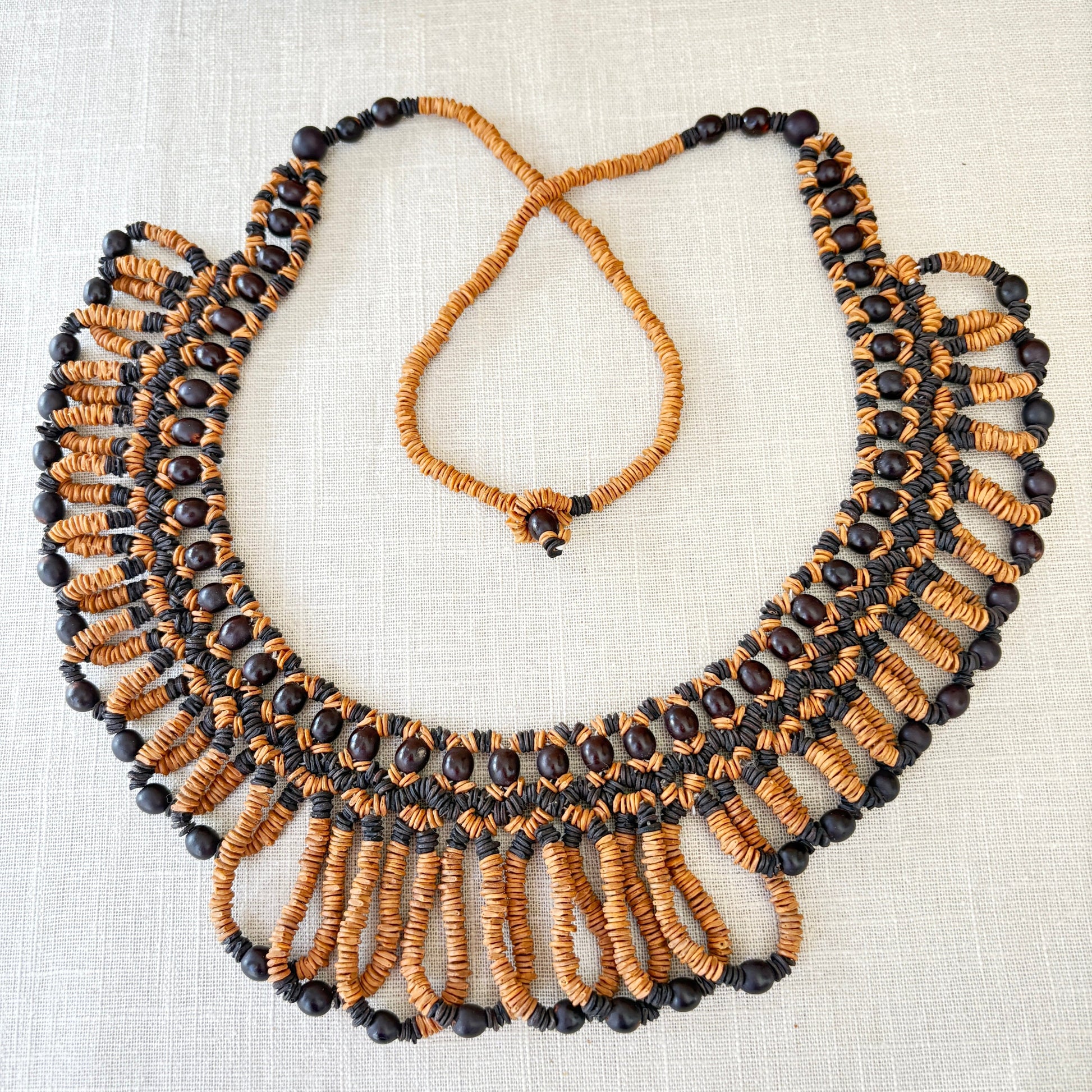 Collier de graines de morototo marron et noir et saboneteira - Ethnie Wai Wai Collier Ethnie Wai Wai localisée dans les états de l' Amazonas, Pará et Roraima dans le Nord du Brésil. 