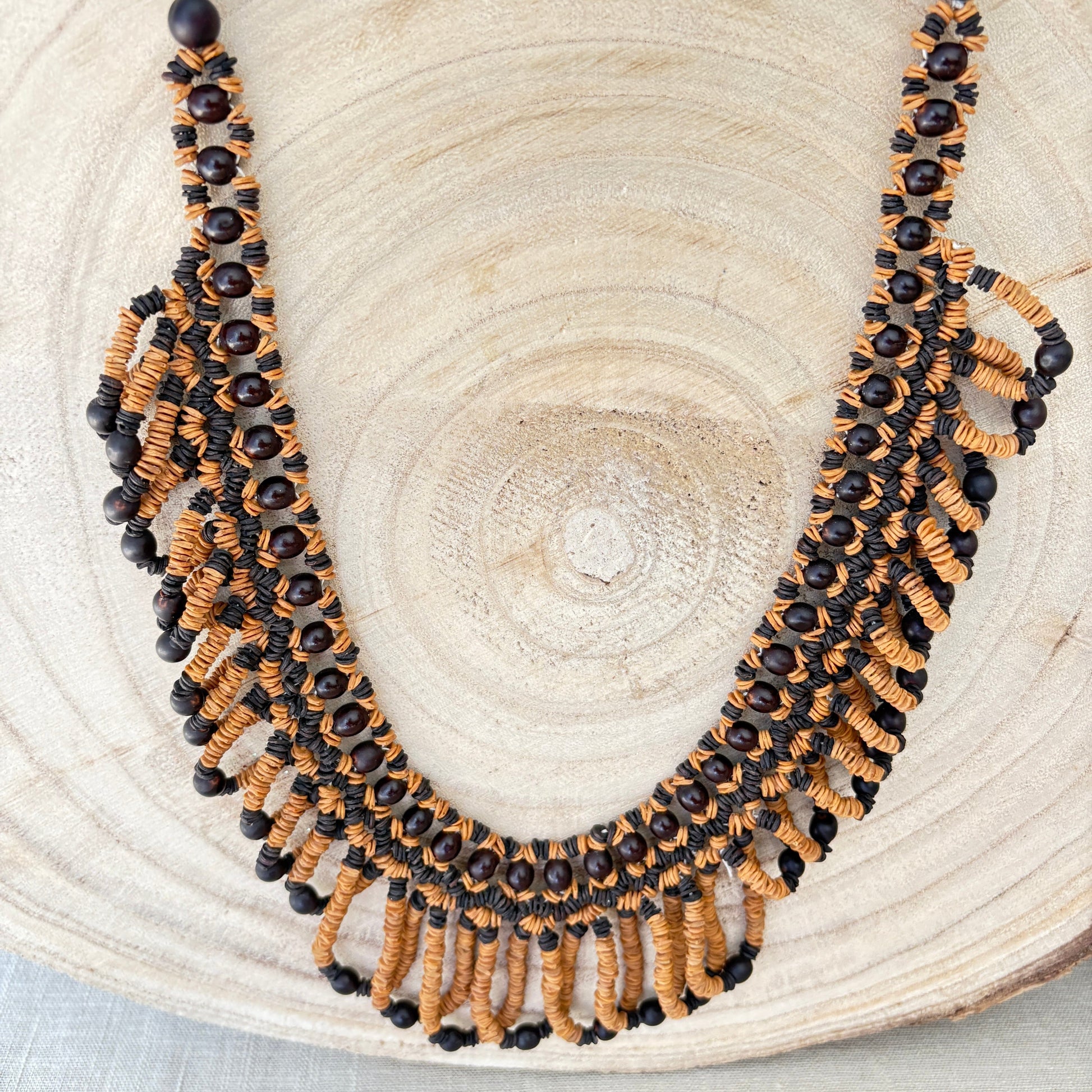 Collier de graines de morototo marron et noir et saboneteira - Ethnie Wai Wai Collier Ethnie Wai Wai localisée dans les états de l' Amazonas, Pará et Roraima dans le Nord du Brésil. 